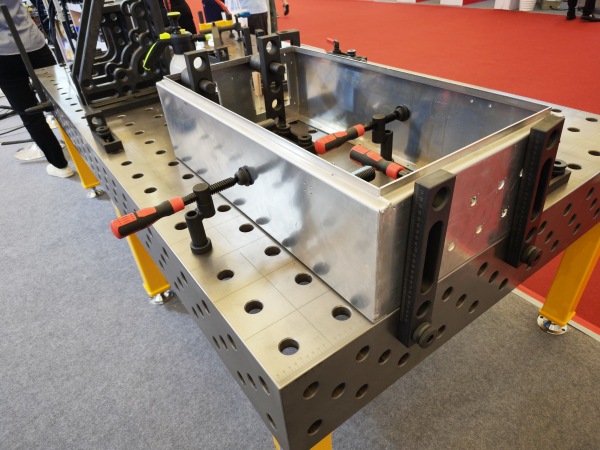 Angle squares on a SWJIG 3D welding table ensure precise 90-degree alignment for metal sheet welding and frame fabrication. By maintaining accurate right angles, they improve weld quality and structural integrity. Adjustable and durable, these squares are essential tools for achieving consistent, professional results in metalworking and welding projects.
